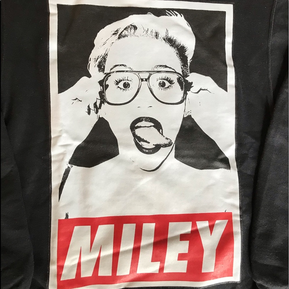 Miley Cyrus black sweatshirt - Picture 3 of 4